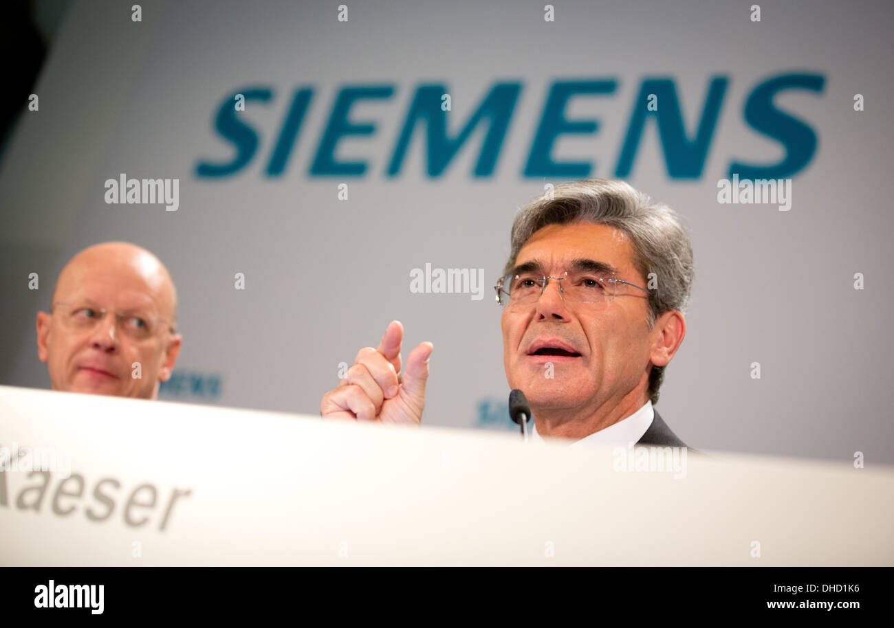 Berlino, Germania. 07 Nov, 2013. Siemens presidente del consiglio direttivo di Joe Kaeser (L) e CFO Ralf P. Thomas (R) partecipare alla società finanziaria dichiarazione della conferenza stampa di Berlino, Germania, 07 novembre 2013. Foto: KAY NIETFELD/dpa/Alamy Live News Foto Stock