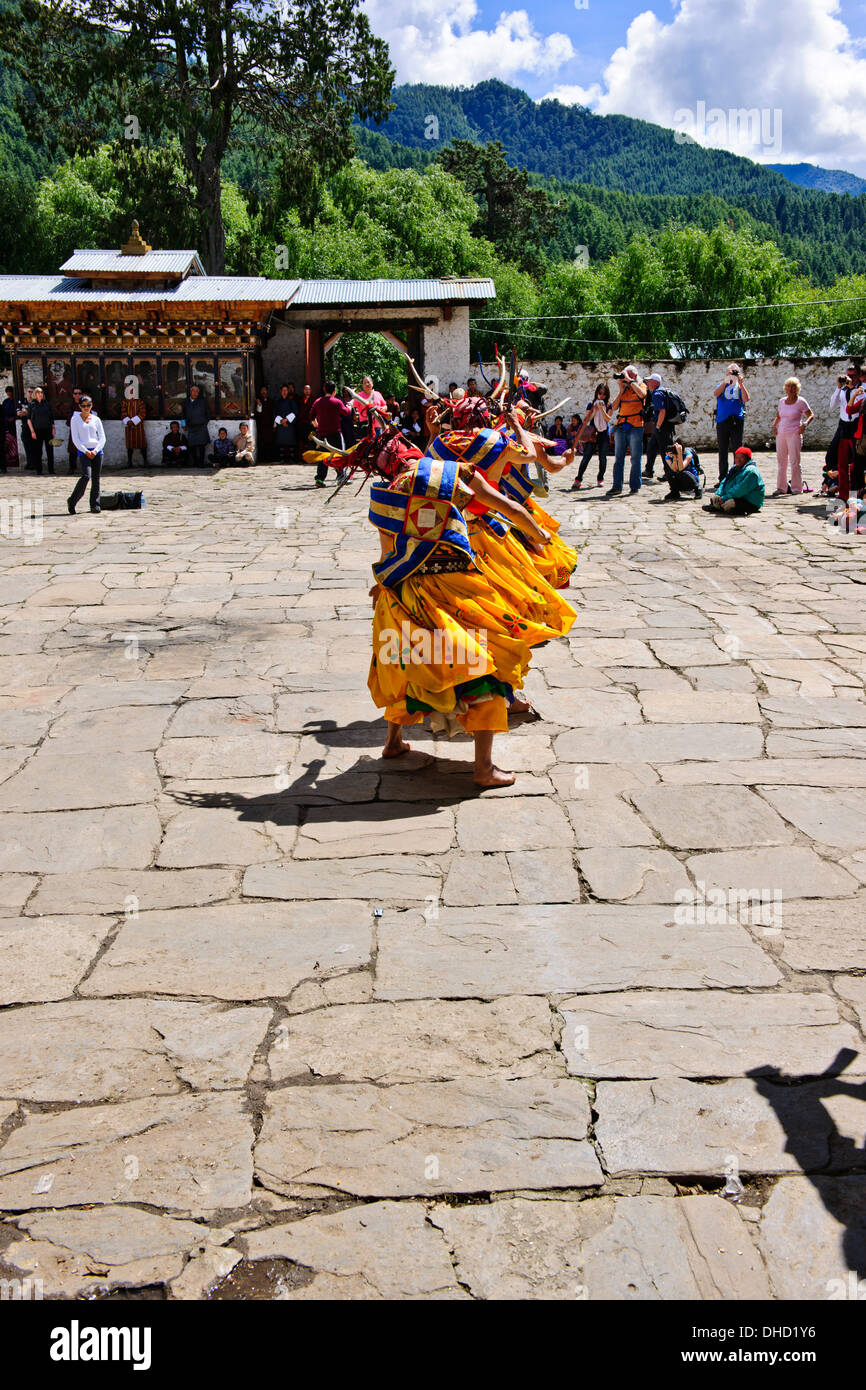 Thangbi Mani Tsechu Festival,Thankabi Dzong, danzatori mascherati,monaci,colorato spettatori,Chokor Valley, Bumthang, Est Bhutan Foto Stock