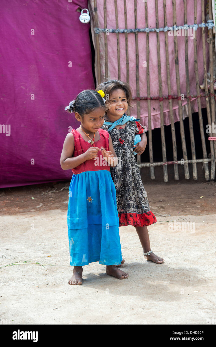 Povero indiano di casta inferiore le ragazze al di fuori della loro bender / tenda / rifugio. Andhra Pradesh, India Foto Stock