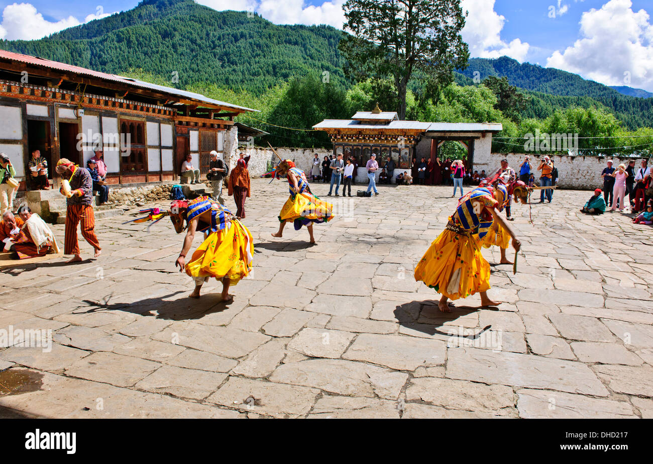 Thangbi Mani Tsechu Festival,Thankabi Dzong, danzatori mascherati,monaci,colorato spettatori,Chokor Valley, Bumthang, Est Bhutan Foto Stock