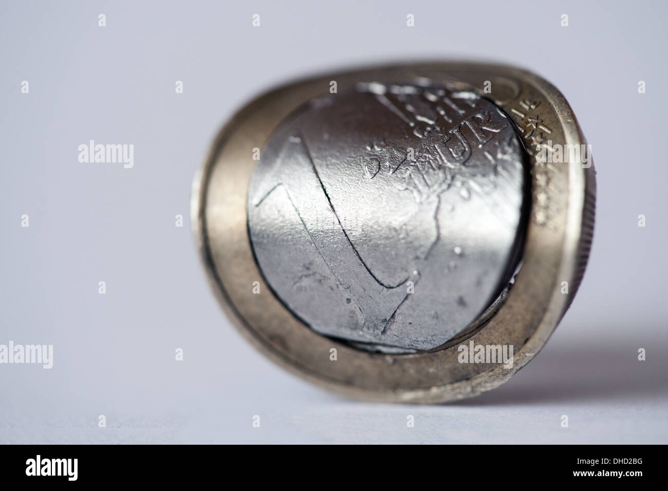 Monete in euro con curvatura convessa Foto Stock