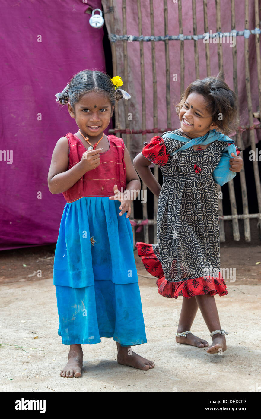Povero indiano di casta inferiore le ragazze al di fuori della loro bender / tenda / rifugio. Andhra Pradesh, India Foto Stock