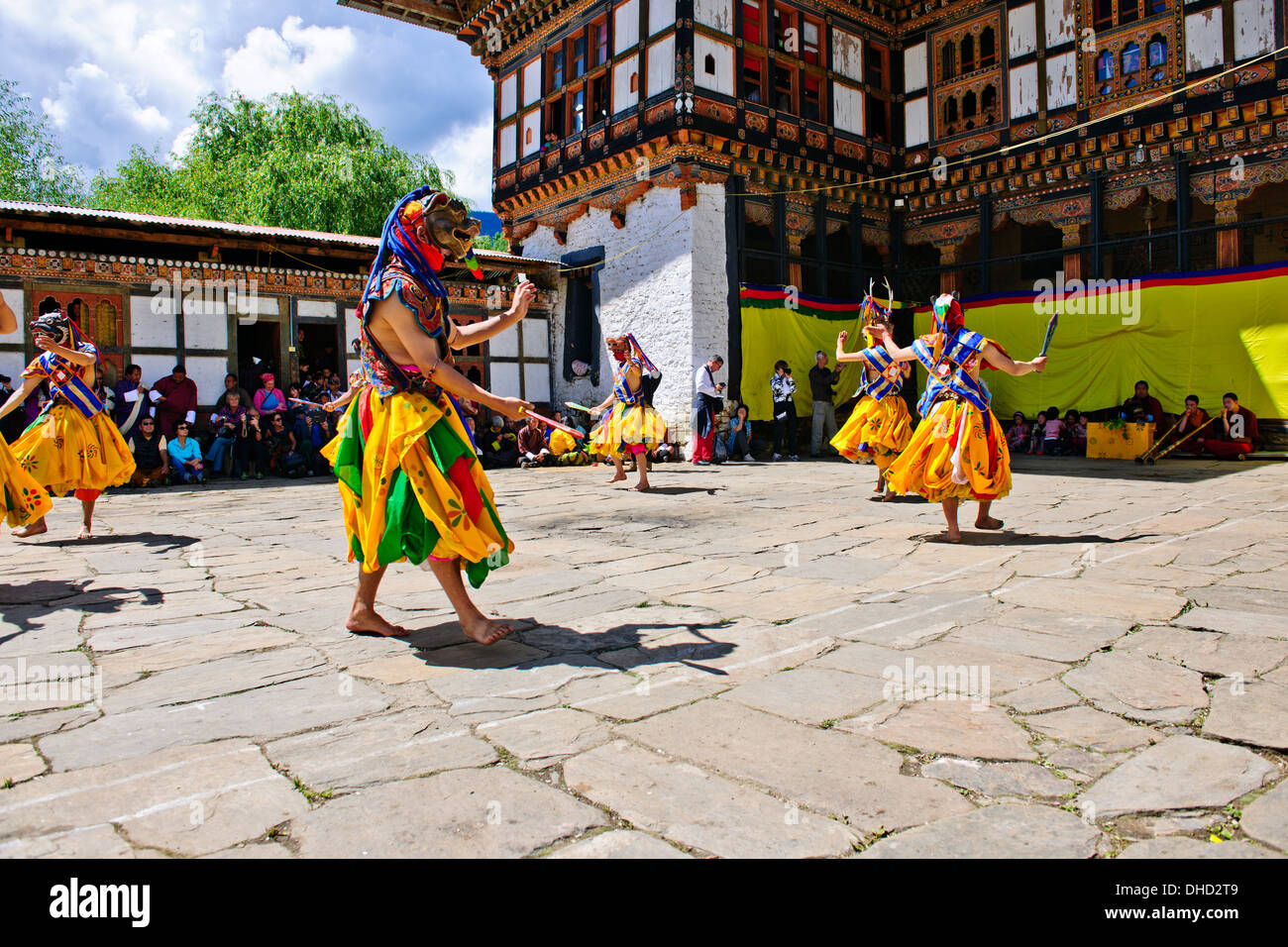 Thangbi Mani Tsechu Festival,Thankabi Dzong, danzatori mascherati,monaci,colorato spettatori,Chokor Valley, Bumthang, Est Bhutan Foto Stock