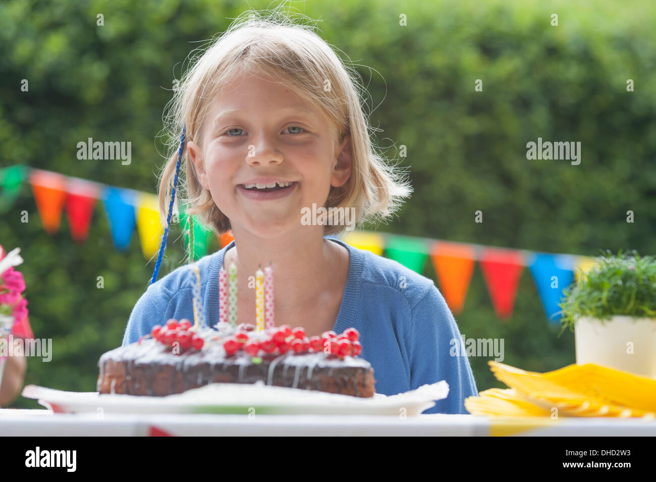 Happy girl su una festa di compleanno Foto Stock
