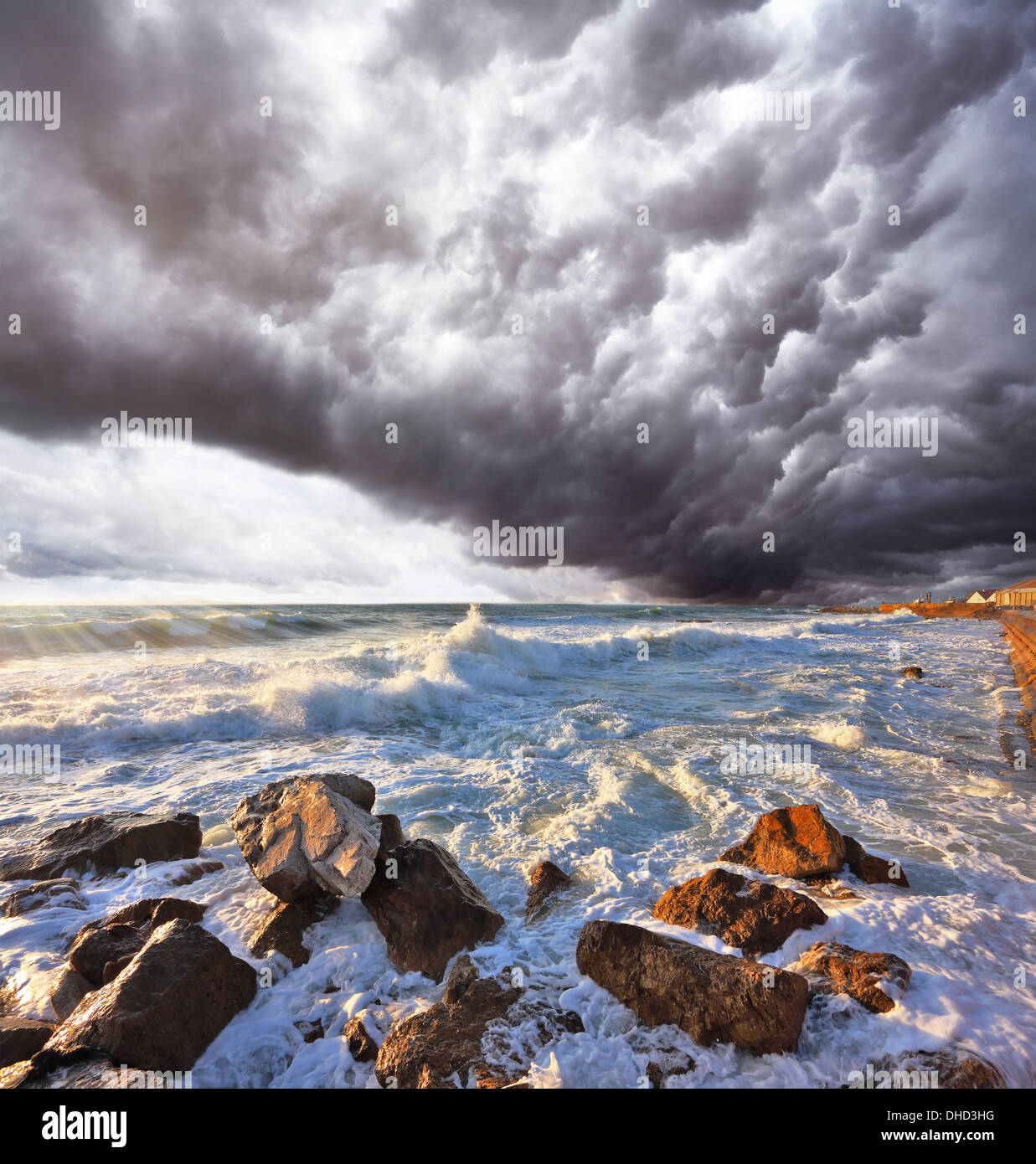 Una terribile tempesta e fulmini sul mare Foto Stock