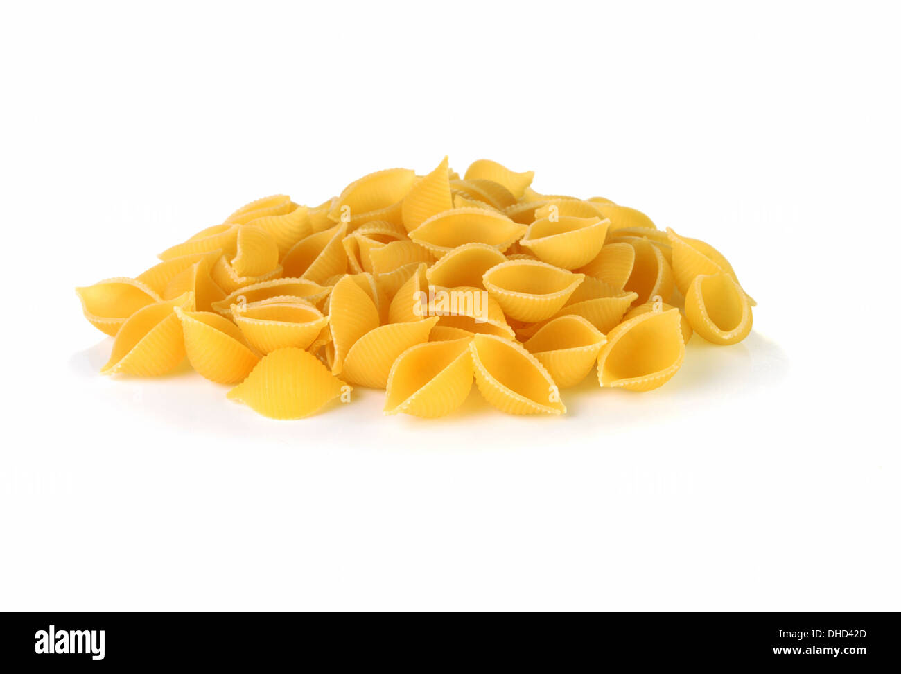 Pila di pasta Conchiglie su sfondo bianco Foto Stock