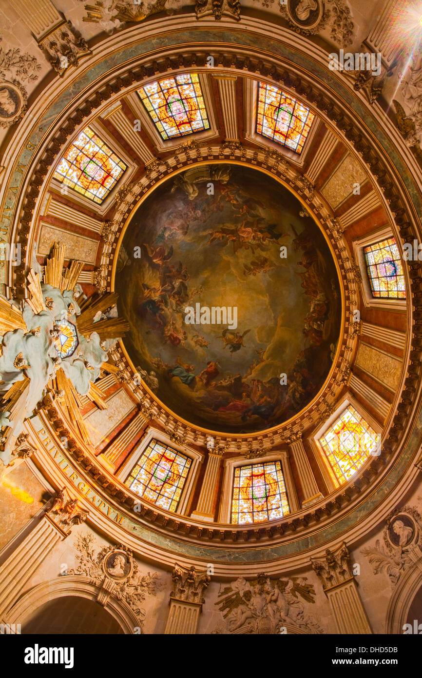 Il soffitto dipinto di l'Eglise Saint Roch a Parigi. Foto Stock