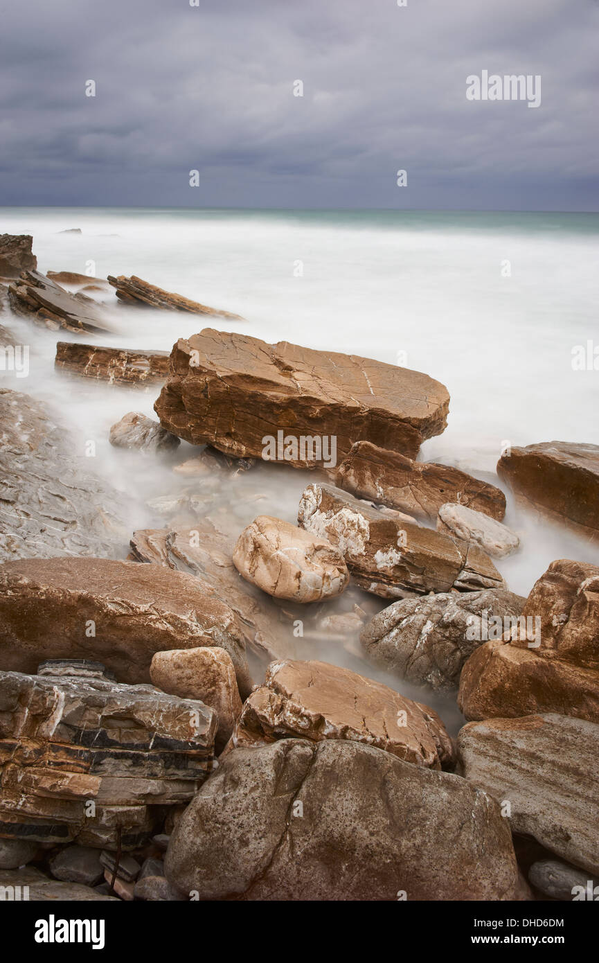 Seascape delle rocce del mare e del cielo con esposizione lunga Foto Stock