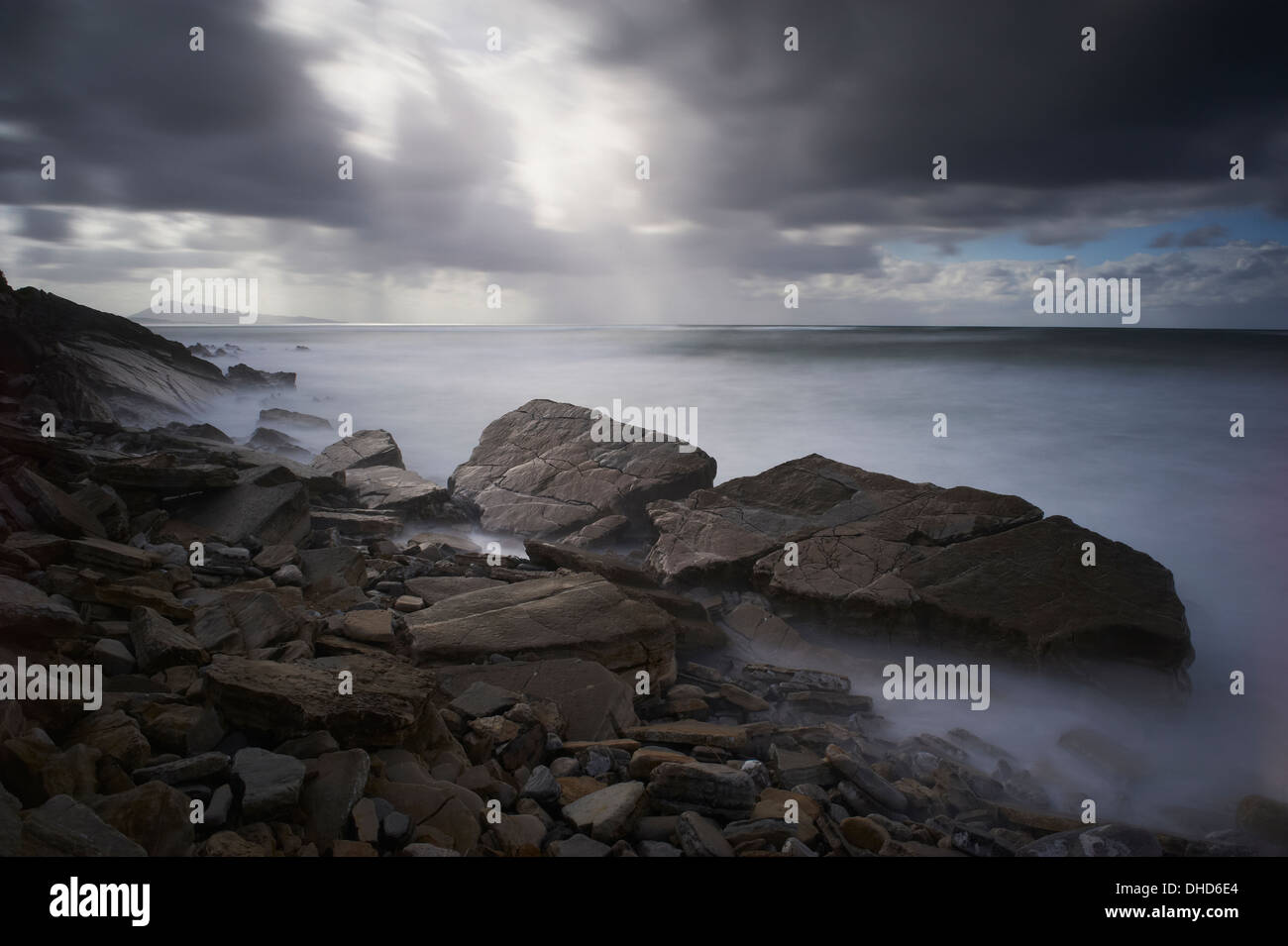 Seascape delle rocce del mare e del cielo con esposizione lunga Foto Stock