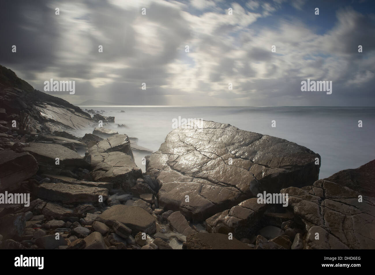 Seascape delle rocce del mare e del cielo con esposizione lunga Foto Stock