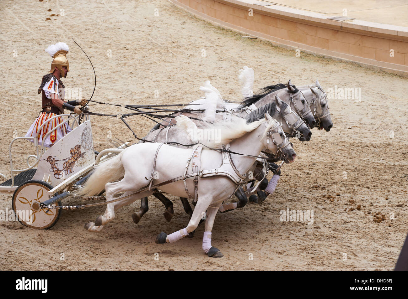 Rievocazione della corsa dei chariot romani nell'anfiteatro di Puy Du Fou Francia Foto Stock