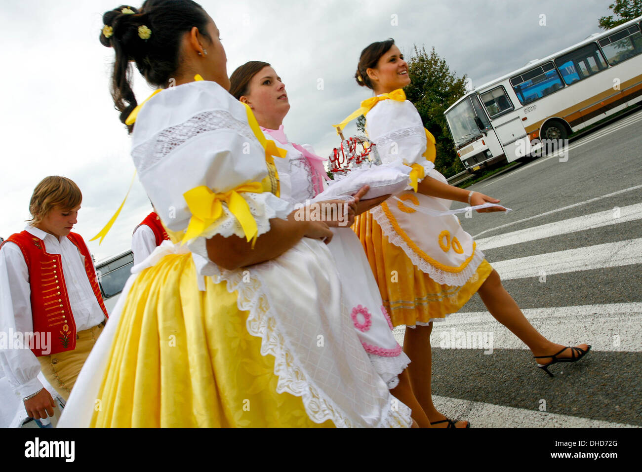 Persone, donne in costumi folkloristici in pellegrinaggio a Zarosice, Sud Moravia Repubblica Ceca, Europa Foto Stock