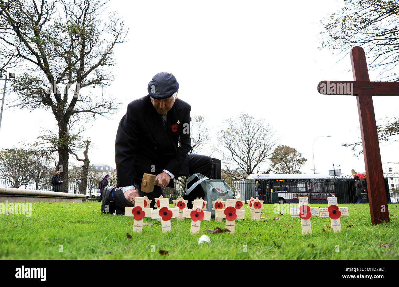 Veterani lay piccole croci per la benedizione nel Giardino della Rimembranza da Brighton Memoriale di guerra oggi pronti per la Giornata Nazionale del ricordo questa domenica prossima Foto Stock