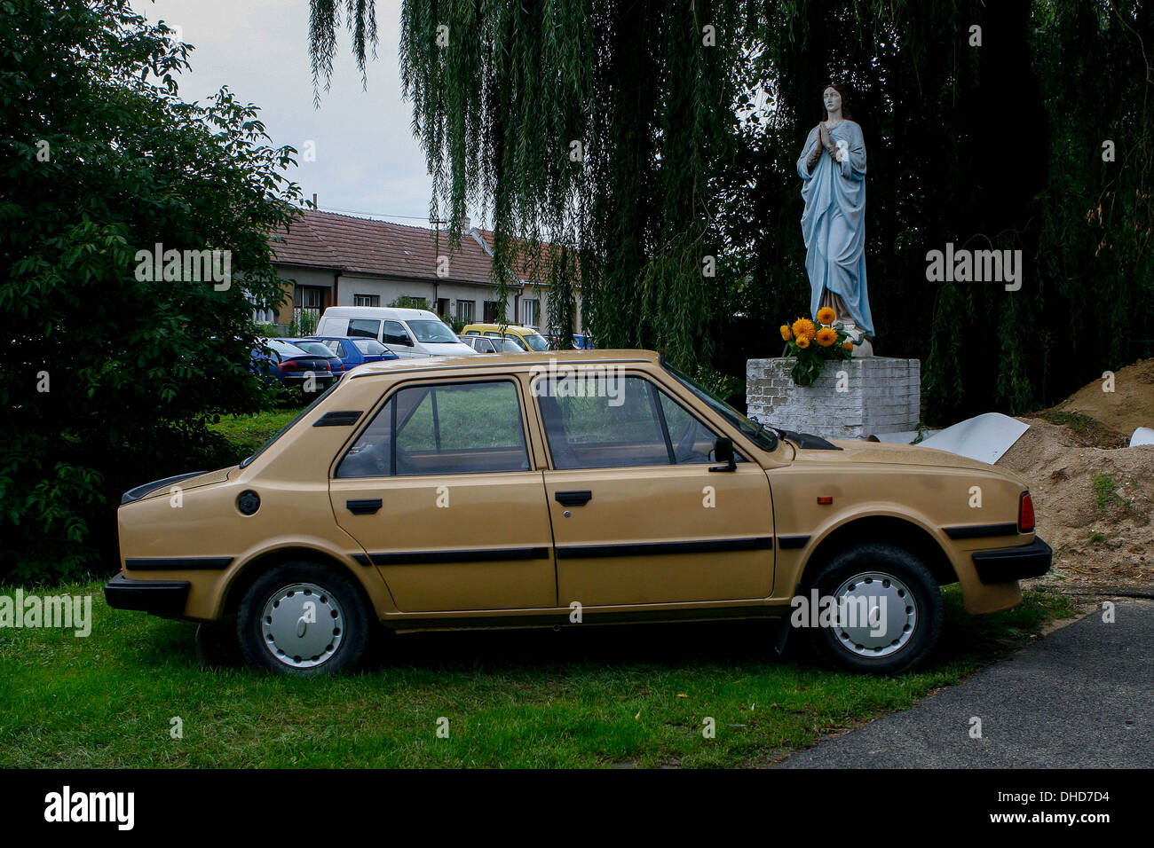 Skoda 120-cecoslovacco prodotto dagli anni ottanta, ceco auto bellow Vergine Maria statua presso il village Žarošice, Moravia Repubblica Ceca Foto Stock