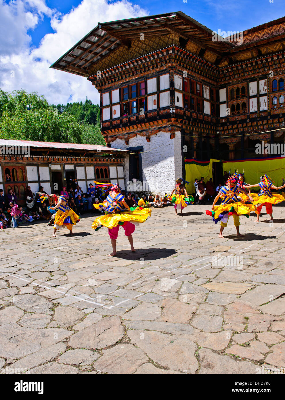 Thangbi Mani Tsechu Festival,Thankabi Dzong, danzatori mascherati,monaci,colorato spettatori,Chokor Valley, Bumthang, Est Bhutan Foto Stock