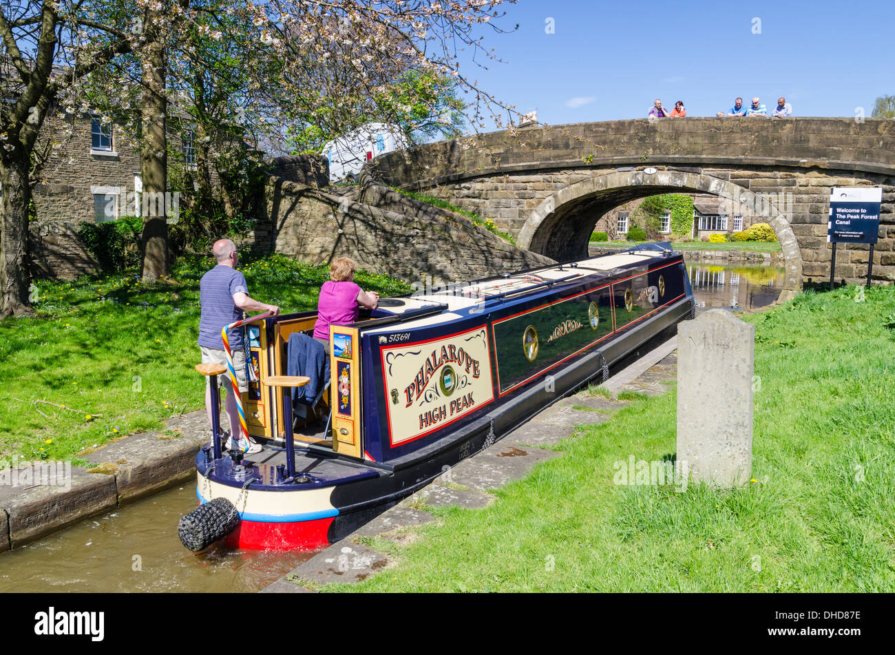 Narrowboat sotto l'ultimo ponte a Macclesfield Canal di entrare nella foresta di picco Canal, Marple, Greater Manchester, Inghilterra Foto Stock