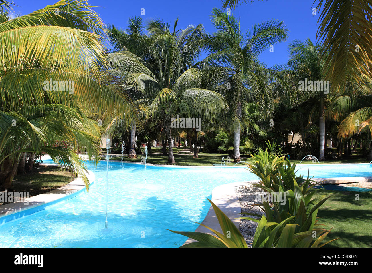I ben tenuti giardini e piscine nella motivazione della El Dorado Royal hotel e la Riviera Maya, Messico Foto Stock