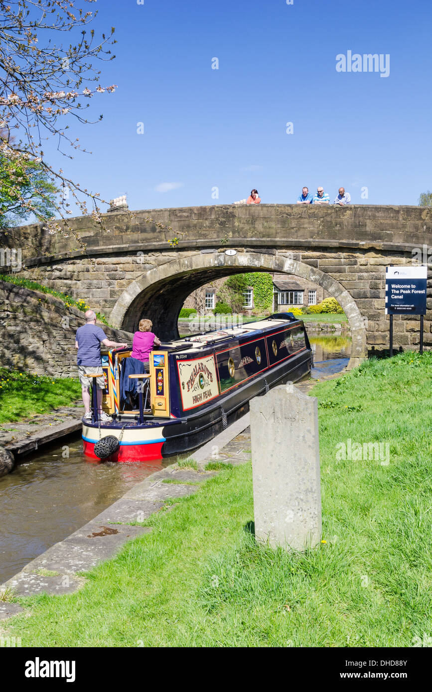 Narrowboat sotto l'ultimo ponte a Macclesfield Canal di entrare nella foresta di picco Canal, Marple, Greater Manchester, Inghilterra Foto Stock