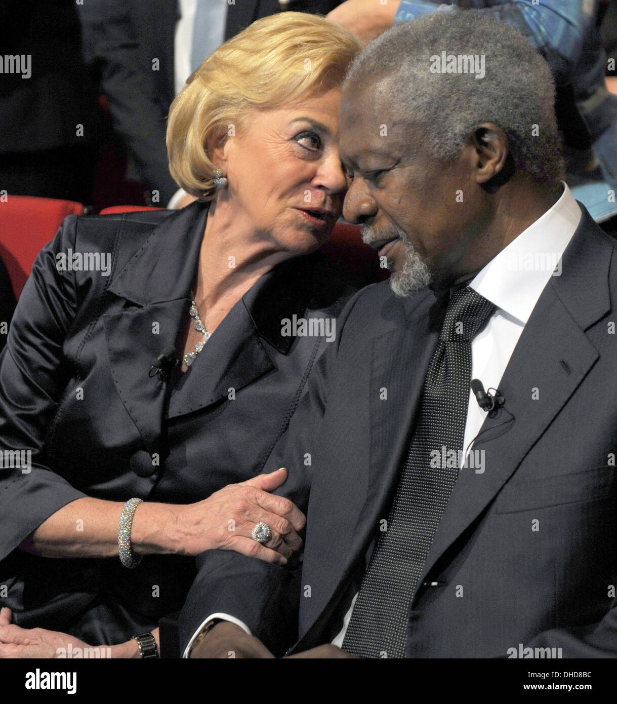 Colleferro, Italia. 07 Nov, 2013. Ex Segretario Generale dell ONU Kofi Annan parla al Vice Presidente della Fondazione Bertelsmann, Liz Mohn, prima di ricevere il Reinhard Mohn premio in GUETERSLOH, Germania, 07 novembre 2013. Il premio riconosce le idee innovative per sfide sociali e politiche. Foto: CAROLINE SEIDEL/dpa/Alamy Live News Foto Stock