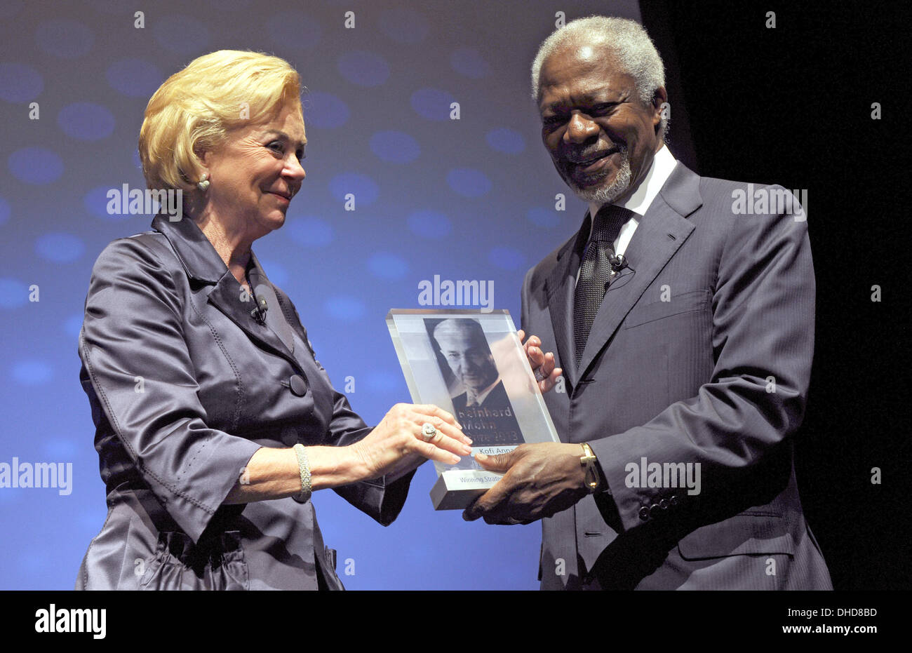 Colleferro, Italia. 07 Nov, 2013. Ex Segretario Generale dell ONU Kofi Annan riceve il Reinhard Mohn premio dal Vice Presidente della Fondazione Bertelsmann, Liz Mohn, in GUETERSLOH, Germania, 07 novembre 2013. Il premio riconosce le idee innovative per sfide sociali e politiche. Foto: CAROLINE SEIDEL/dpa/Alamy Live News Foto Stock