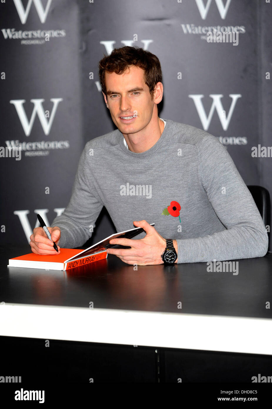 Londra, Regno Unito. 6 Nov, 2013. Andy Murray segni il suo libro "eventy-sette: la mia strada per Wimbledon Gloria' a Waterstones, Piccadilly su 6 Novembre 201 © Brian Jordan/Alamy Live News Foto Stock