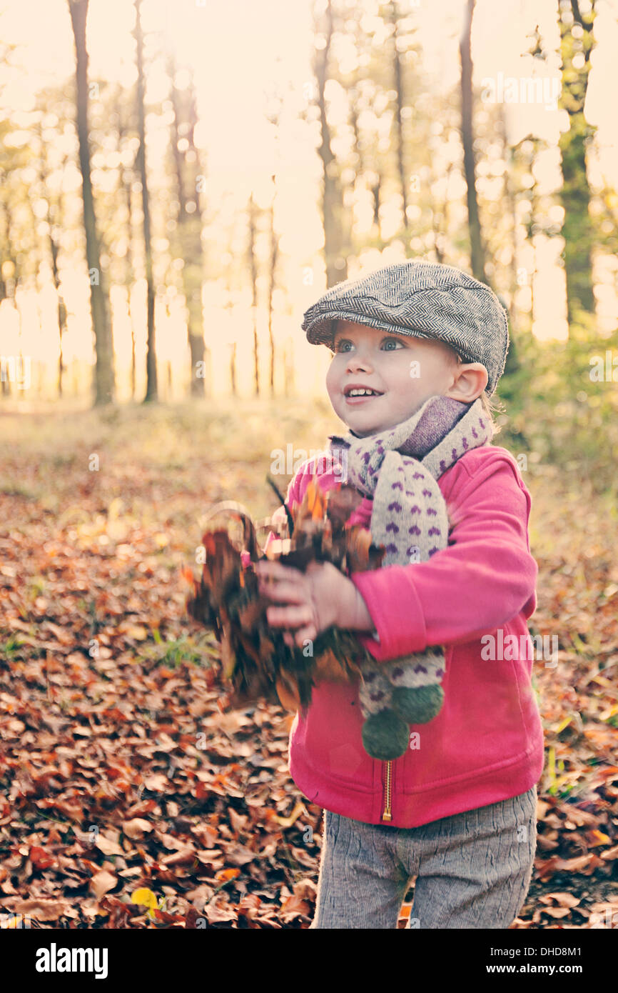 Infant ragazza nel bosco in autunno Foto Stock