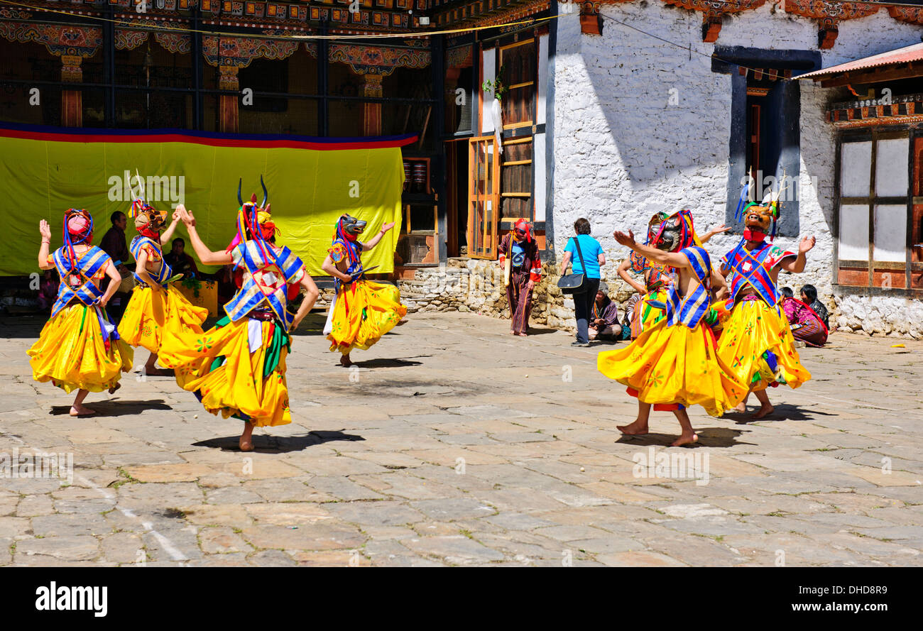 Thangbi Mani Tsechu Festival,Thankabi Dzong, danzatori mascherati,monaci,colorato spettatori,Chokor Valley, Bumthang, Est Bhutan Foto Stock