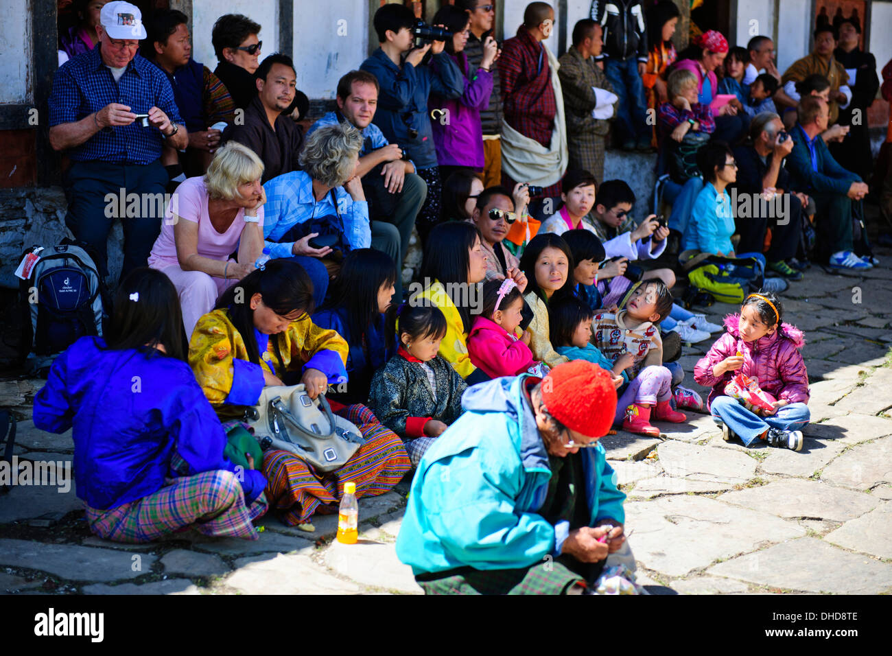 Thangbi Mani Tsechu Festival,Thankabi Dzong, danzatori mascherati,monaci,colorato spettatori,Chokor Valley, Bumthang, Est Bhutan Foto Stock