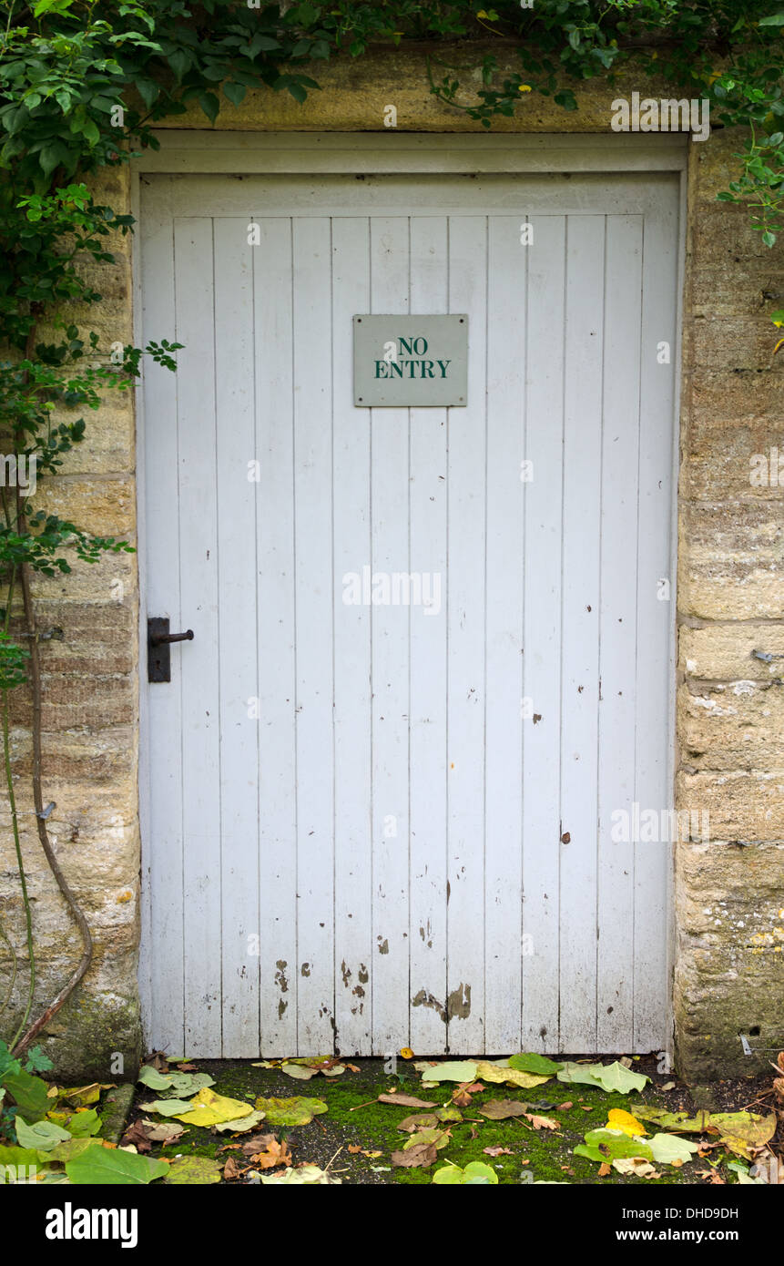 Nessun segno di entrata su weathered porta con pannelli Foto Stock