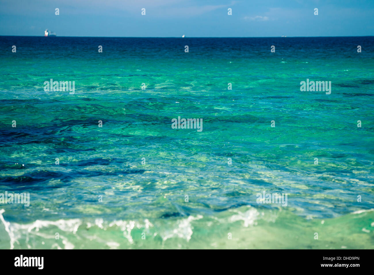 Oceano turchese sulla spiaggia di Tarifa, Spagna. Foto Stock