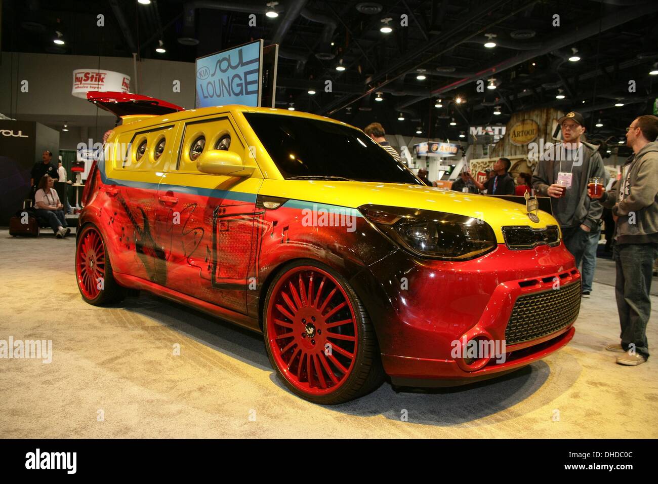 Las Vegas, NV, Stati Uniti d'America. 6 Nov, 2013. Vans warped tour KIA Soul di presenze per 2013 SEMA Show - MER, Las Vegas Convention Center Las Vegas NV Novembre 6, 2013. © James Atoa/Everett raccolta/Alamy Live News Foto Stock