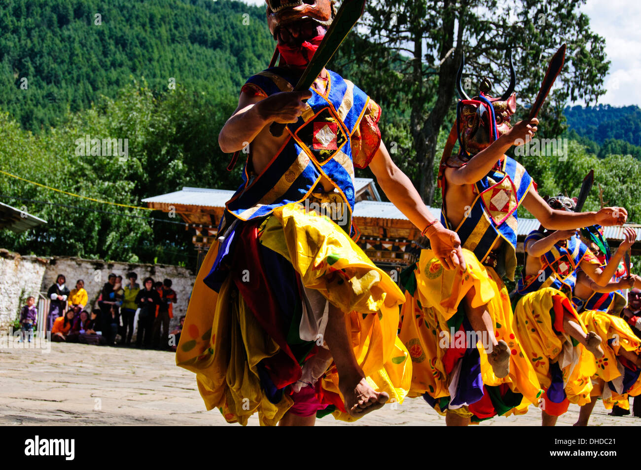 Thangbi Mani Tsechu Festival,Thankabi Dzong, danzatori mascherati,monaci,colorato spettatori,Chokor Valley, Bumthang, Est Bhutan Foto Stock