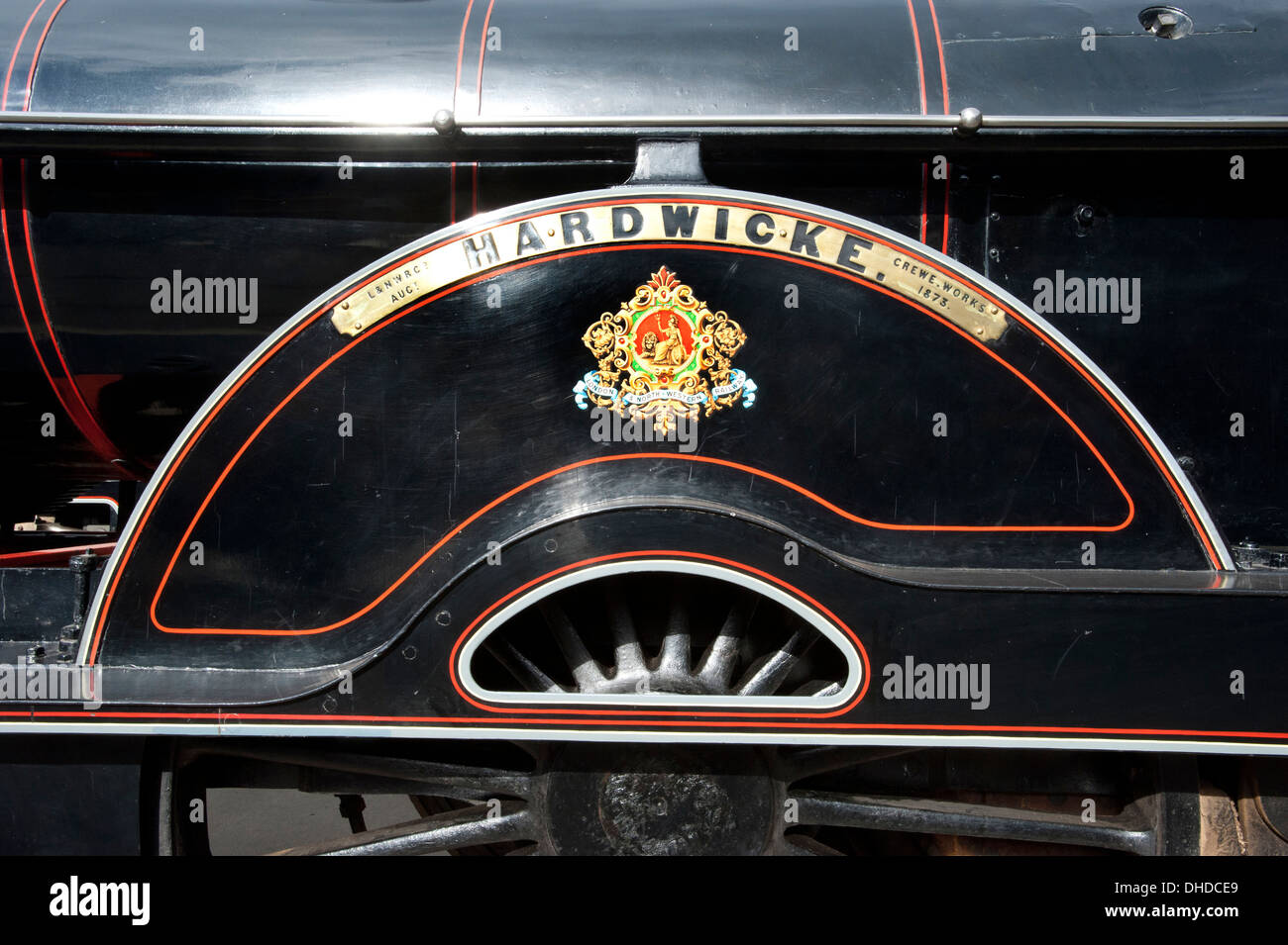 La targhetta di fabbrica e lo stemma sulla ruota splasher di L&NWR (London & North Western Railway) vapore locomtive n. 790 "HARDWICKE' Foto Stock