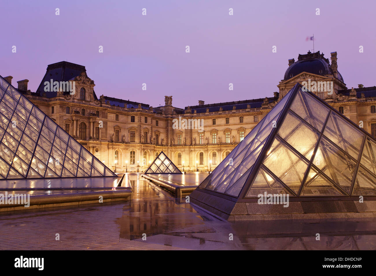 Illuminata dal museo del Louvre e la piramide di notte, Parigi, Ile de France, Francia, Europa Foto Stock