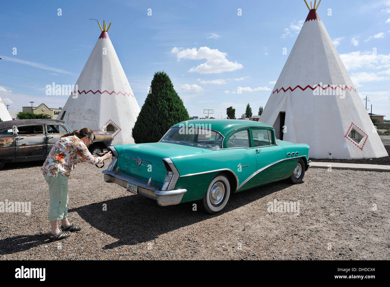 Turistica prendendo foto di auto d'epoca al Wigwam Motel, Route 66, Holbrook, Arizona. Foto Stock
