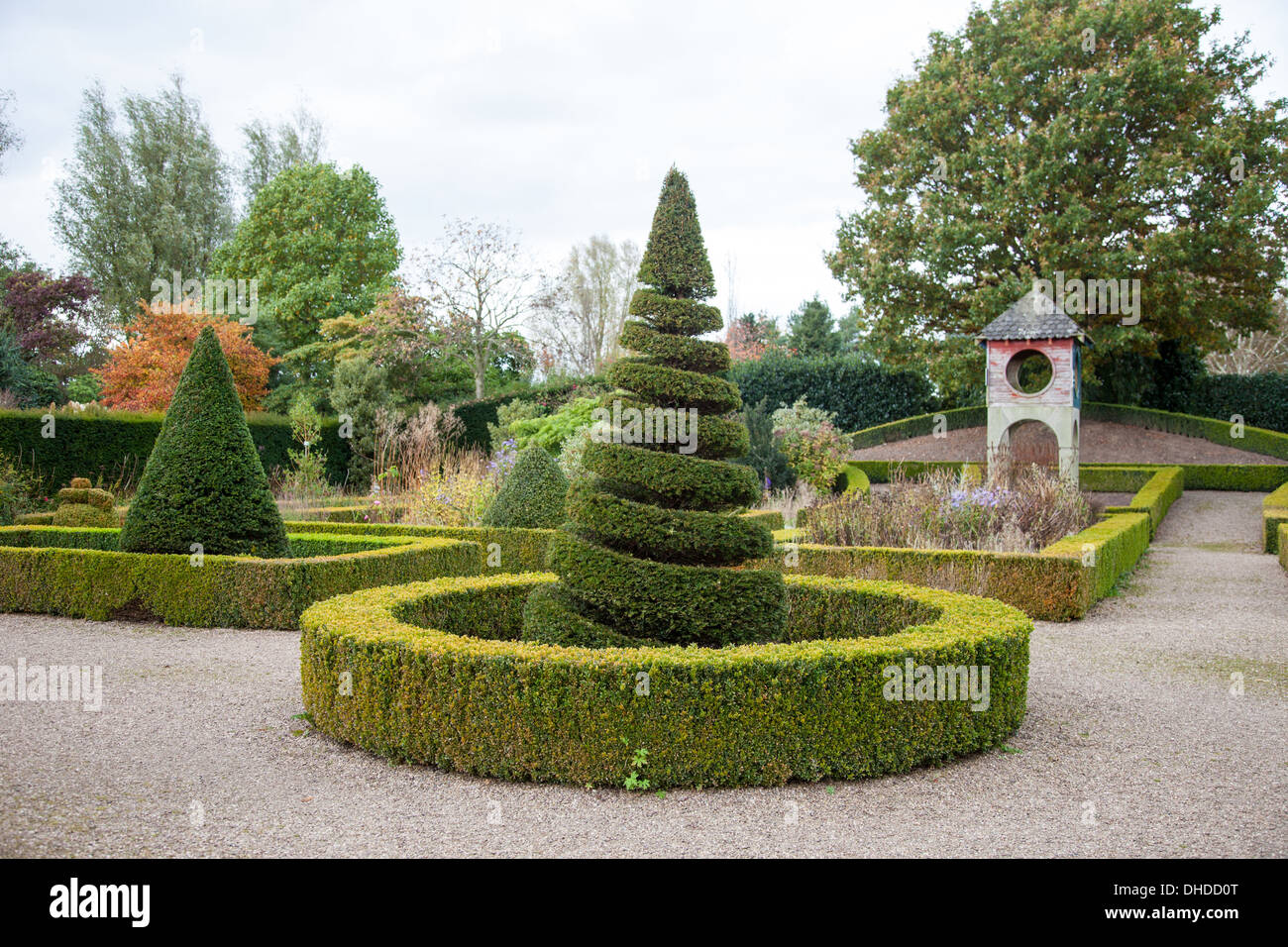 Siepi di bosso e Yew alberi in giardini presso il vivaio Bridgemere e Mondo Giardino Cheshire England Regno Unito Foto Stock