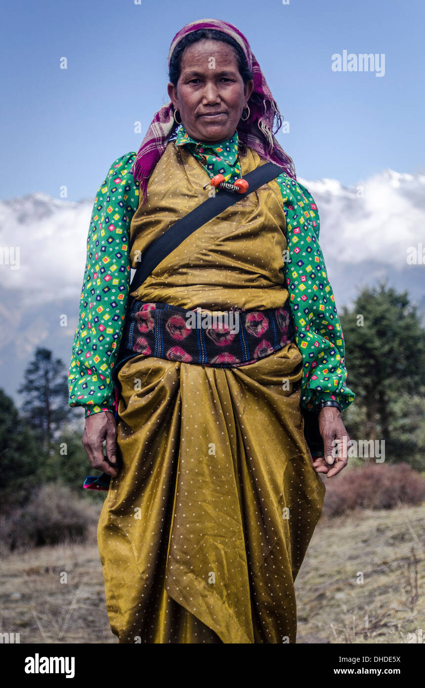 Una donna che indossa abiti tradizionali di fronte l'Himalaya, il mero Danda, Helambu, Nepal, Asia Foto Stock