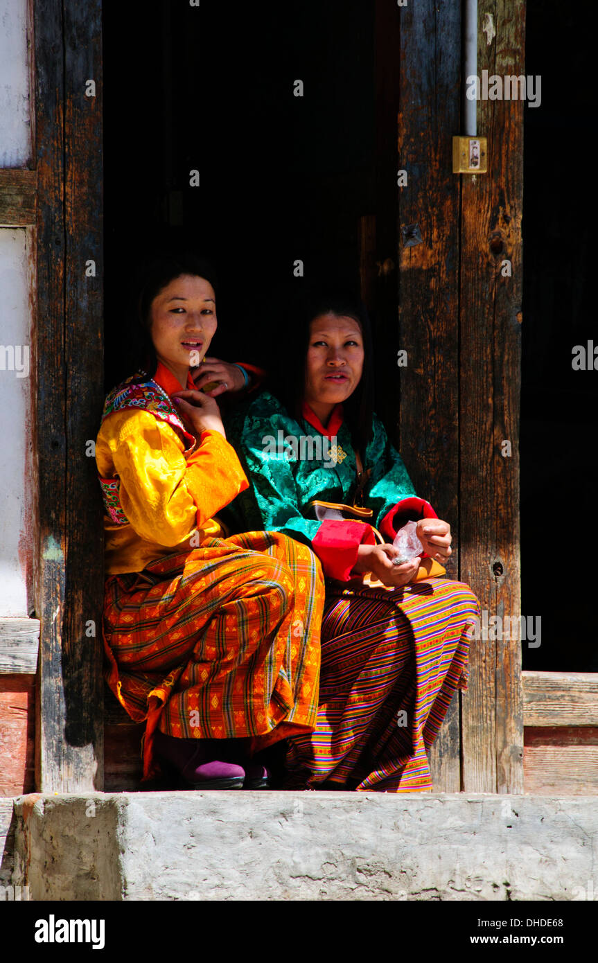 Thangbi Mani Tsechu Festival,Thankabi Dzong, danzatori mascherati,monaci,colorato spettatori,Chokor Valley, Bumthang, Est Bhutan Foto Stock