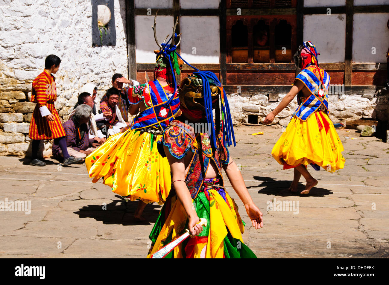 Thangbi Mani Tsechu Festival,Thankabi Dzong, danzatori mascherati,monaci,colorato spettatori,Chokor Valley, Bumthang, Est Bhutan Foto Stock