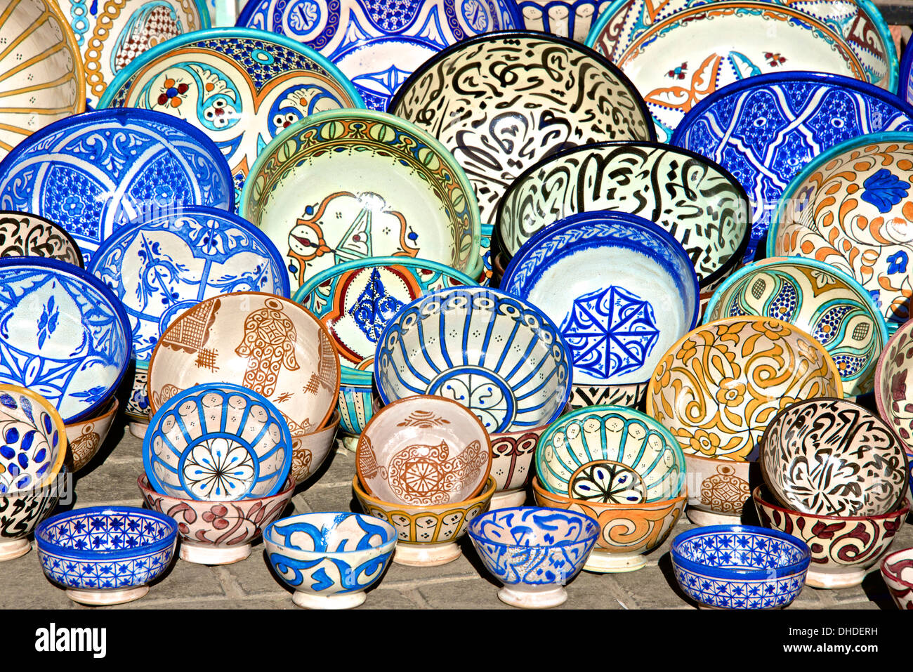 Piastre di terracotta e piatti da Fez, in vendita in strada della Medina di Marrakech, Marocco, Africa Settentrionale, Africa Foto Stock