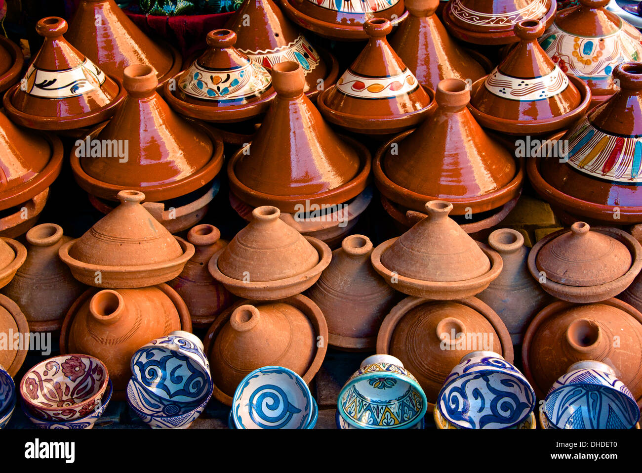 Terraglia tajines e ciotole da Fez, in vendita in strada della Medina di Marrakech, Marocco, Africa Settentrionale, Africa Foto Stock