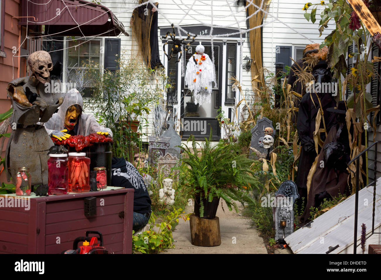 Decorazioni di Halloween nel giardino di una casa a Salem, Massachusetts, STATI UNITI D'AMERICA Foto Stock