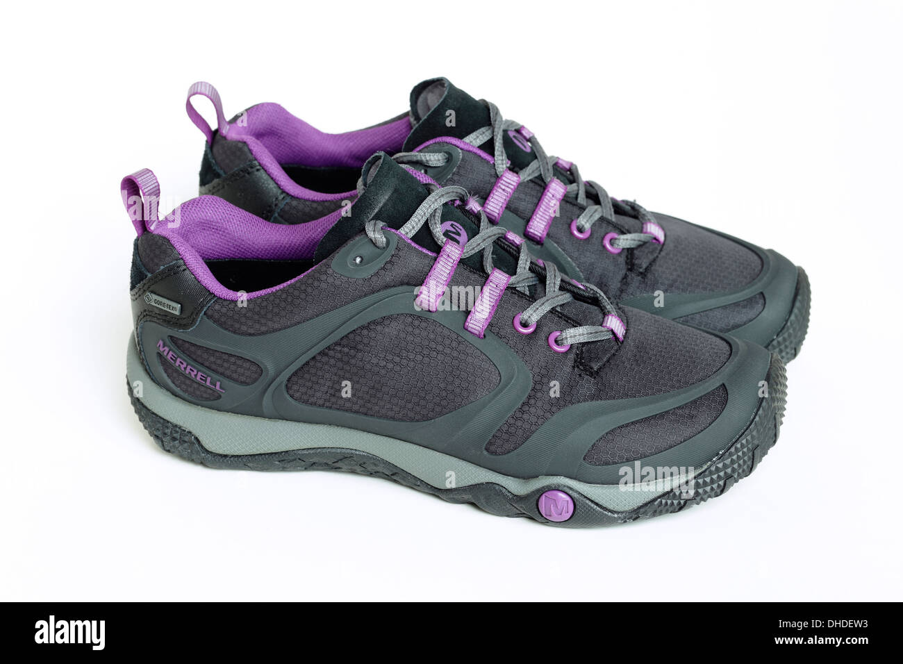 Un nuovo paio pulito di scarpe da passeggio da donna nero e rosa Merrell Prterra Gore-Tex isolate su un backgrond bianco, Regno Unito Foto Stock