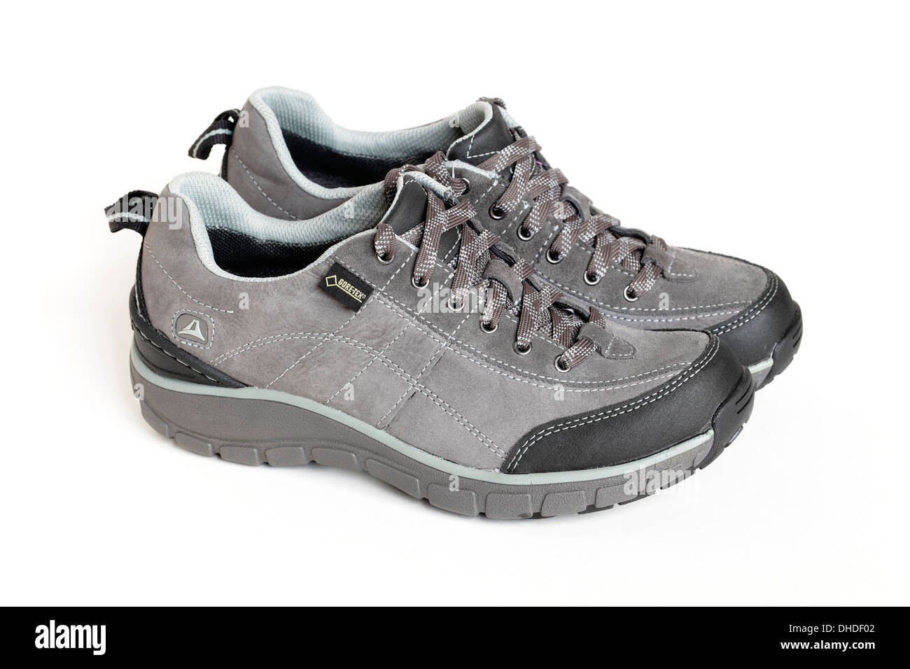 Un nuovo e pulito paio di scarpe da passeggio GTX grigie Clarks Wave Trail da donna isolate su sfondo bianco, Regno Unito Foto Stock