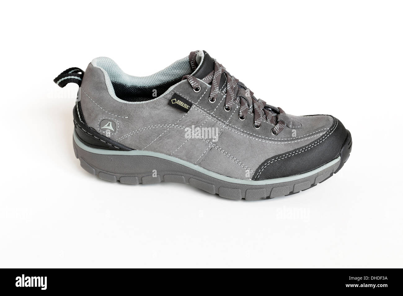 Una nuova scarpa da passeggio grigio chiaro Clarks Wave Trail GTX da donna  isolata su sfondo bianco, Regno Unito Foto stock - Alamy