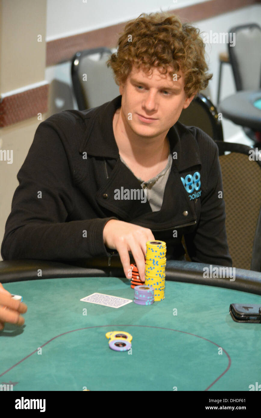 Sam Holden per giocare a poker in Big Slick Purley Foto Stock