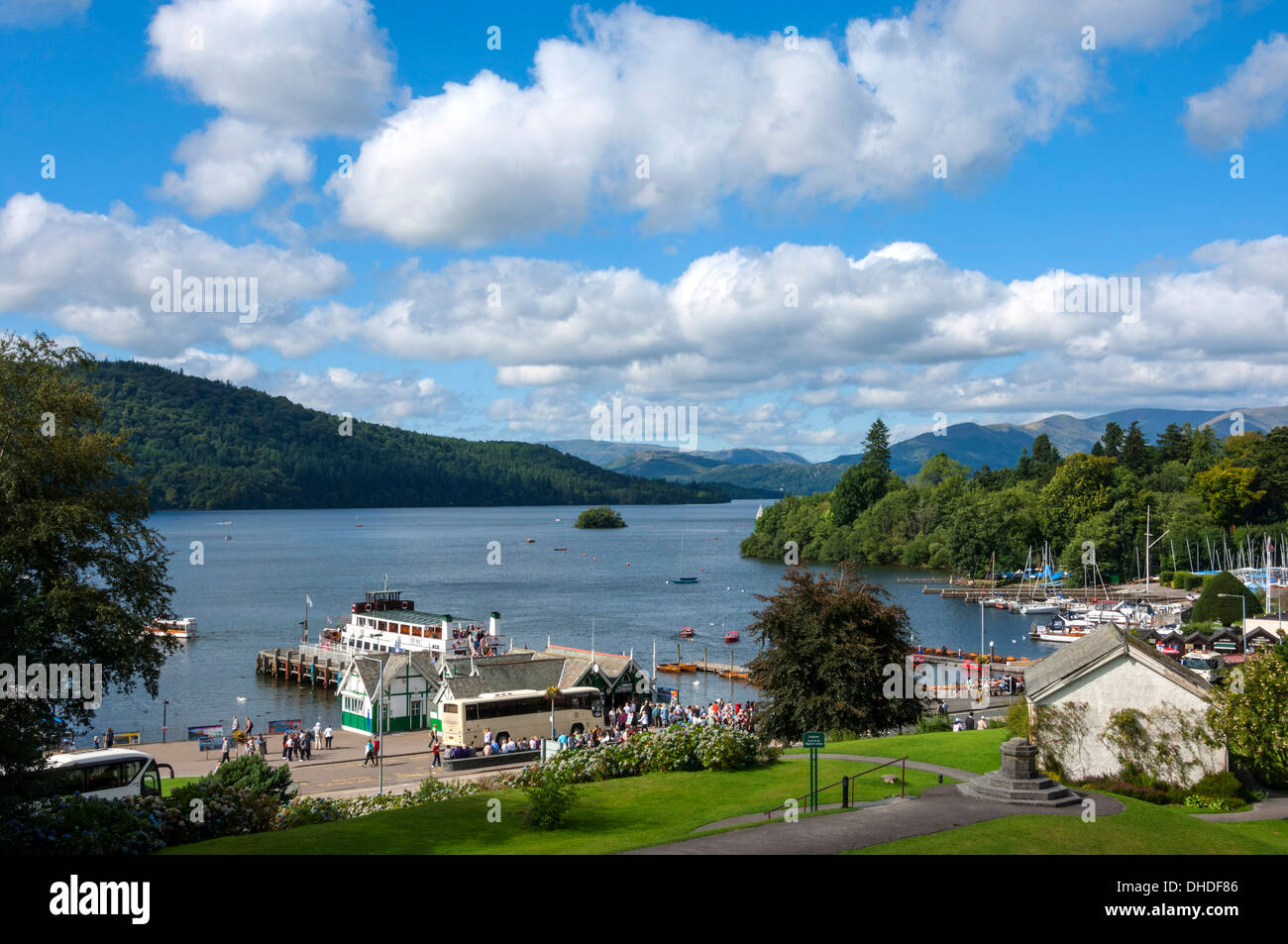 Lago di Windermere da Bowness on Windermere, Parco Nazionale del Distretto dei Laghi, Cumbria, England, Regno Unito, Europa Foto Stock