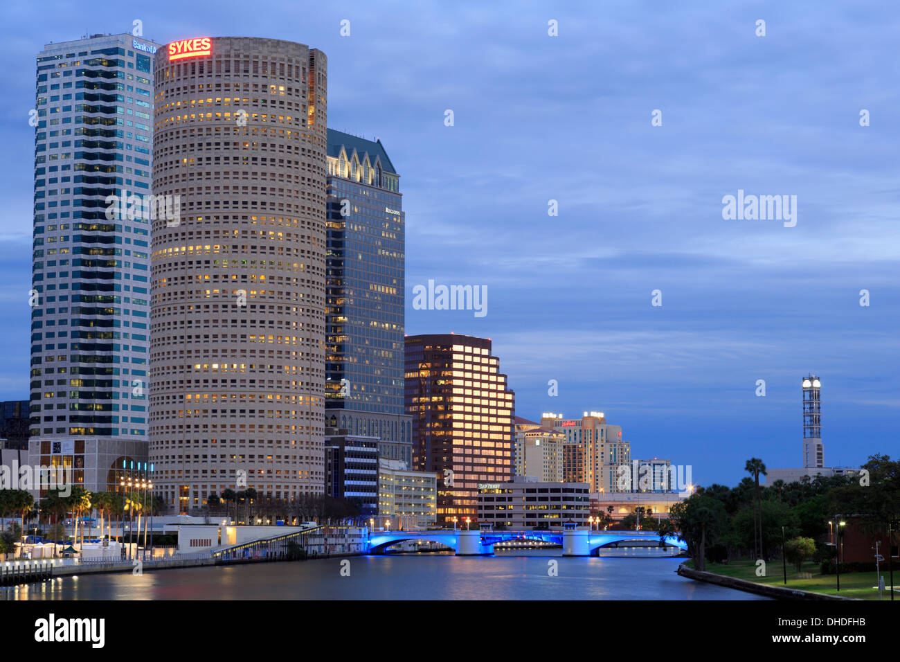Hillsborough River e lo skyline, Tampa, Florida, Stati Uniti d'America, America del Nord Foto Stock