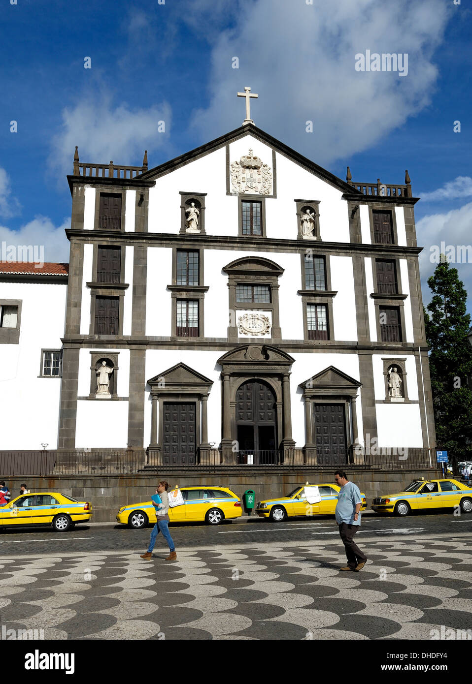 Funchal Madeira. Il posteggio dei taxi nel centro della città principale Piazza Praça do Municipio Foto Stock