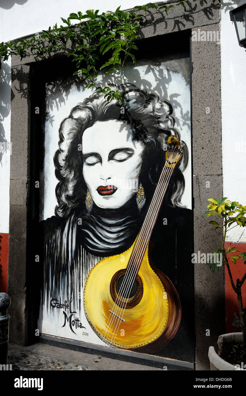 Funchal Madeira. Arte di strada in una porta della città vecchia Foto Stock